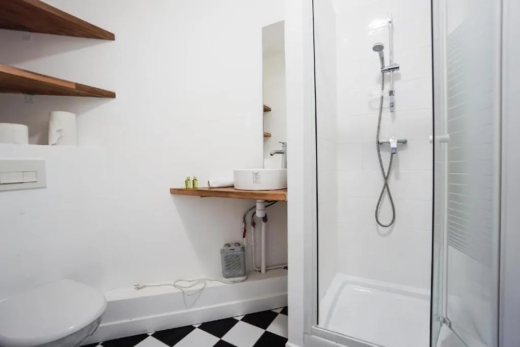 פריז Kiez Hostel